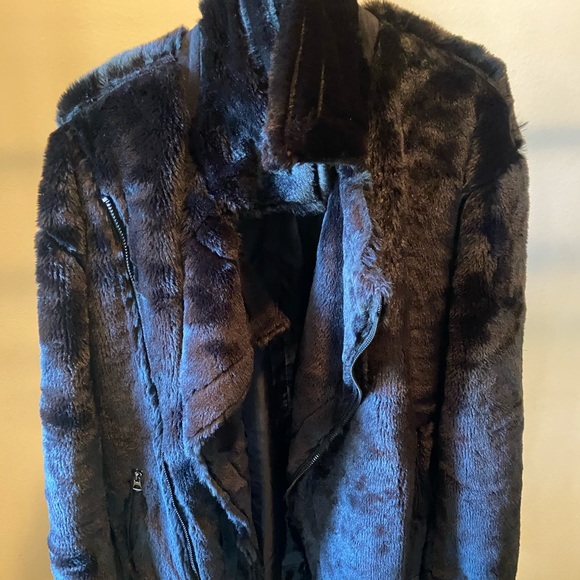 Get your hands on this stylish faux fur! - Picture 2 of 5